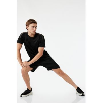 Pantaloni scurti cu talie elastica si buzunare cu fermoar