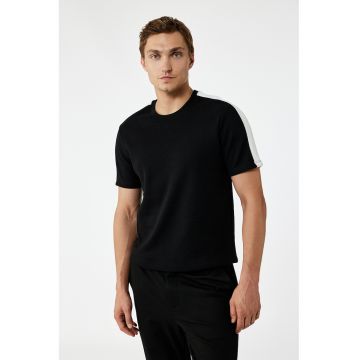 Tricou cu decolteu la baza gatului si maneci cu benzi contrastante
