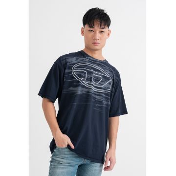 Tricou cu imprimeu logo si decolteu la baza gatului Tricou cu imprimeu logo si decolteu la baza gatului