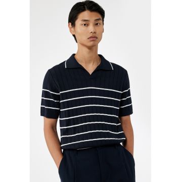 Tricou cu model cu dungi si decolteu in V