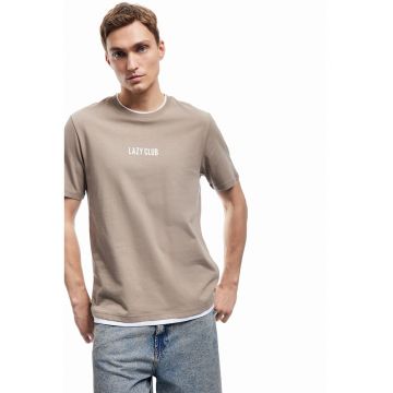 Tricou din bumbac cu design text si decolteu la baza gatului Tricou din bumbac cu design text si decolteu la baza gatului