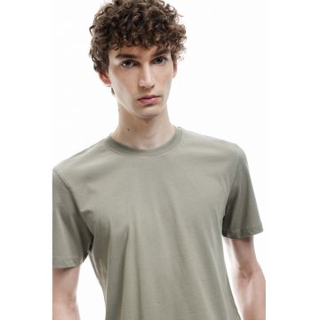 Tricou uni cu decolteu la baza gatului