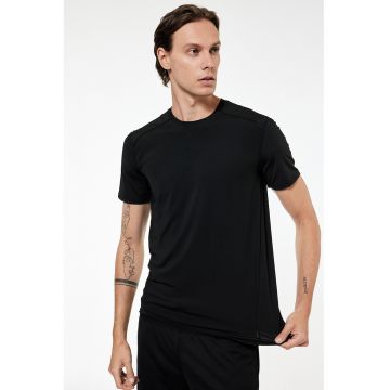 Tricou uni cu decolteu la baza gatului