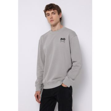 Bluza de trening lejera cu imprimeu pe piept Bluza de trening lejera cu imprimeu pe piept