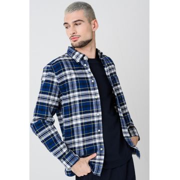 Camasa cu model in carouri si guler fixat cu nasturi Camasa cu model in carouri si guler fixat cu nasturi