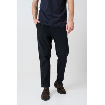 Pantaloni chino regular fit cu buzunare oblice Pantaloni chino regular fit cu buzunare oblice