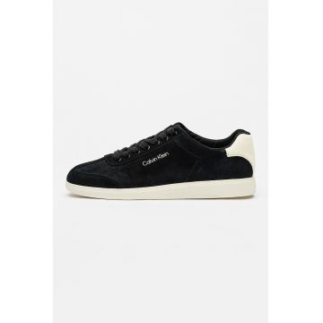 Pantofi sport de piele intoarsa cu logo lateral si talpa joasa Pantofi sport de piele intoarsa cu logo lateral si talpa joasa