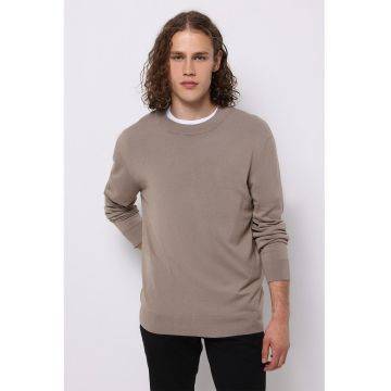 Pulover cu decolteu la baza gatului si model uni Pulover cu decolteu la baza gatului si model uni
