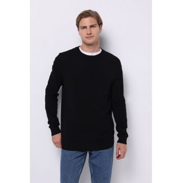 Pulover cu decolteu la baza gatului si model uni Pulover cu decolteu la baza gatului si model uni