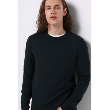 Pulover cu decolteu la baza gatului si model uni Pulover cu decolteu la baza gatului si model uni