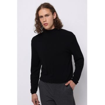 Pulover cu model uni si guler scurt Pulover cu model uni si guler scurt
