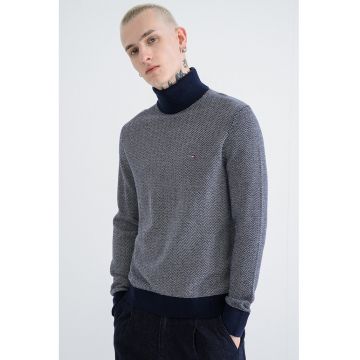 Pulover cu guler inalt si model herringbone Pulover cu guler inalt si model herringbone