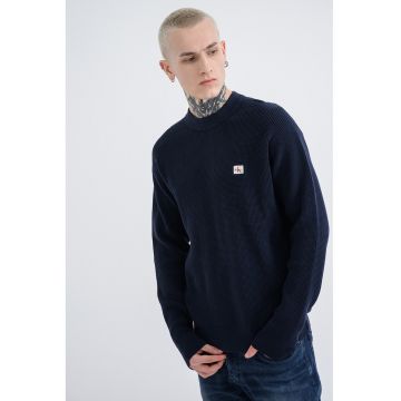 Pulover tricotat cu aplicatie logo discreta Pulover tricotat cu aplicatie logo discreta