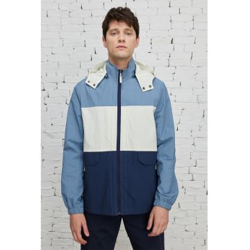 Geaca usoara cu gluga detasabila Geaca usoara cu gluga detasabila