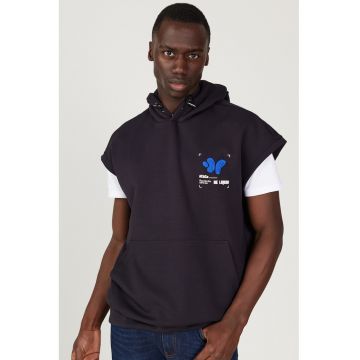 Tricou cu gluga si buzunar kangaroo Tricou cu gluga si buzunar kangaroo