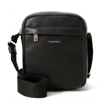 Geantă crossbody bărbați Calvin Klein neagră cu logo frontal 3100BGEA3160N Geantă crossbody bărbați Calvin Klein neagră cu logo frontal 3100BGEA3160N