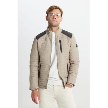 Jacheta matlasata cu buzunare cu fermoar Jacheta matlasata cu buzunare cu fermoar