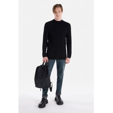 Pulover cu decolteu la baza gatului Pulover cu decolteu la baza gatului