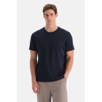 Tricou cu decolteu la baza gatului si model uni - Bleumarin