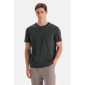 Tricou cu decolteu la baza gatului si model uni - Verde inchis