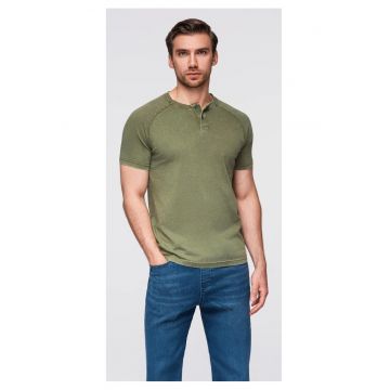 Tricou cu efect decolorat si nasturi la decolteu  OM-TSWT-0150 - Verde inchis