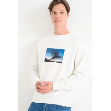 Bluza de trening cu imprimeu foto si decolteu la baza gatului - Alb optic/Albastru