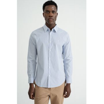 Camasa slim fit cu model in dungi si logo discret - Alb/Albastru indigo