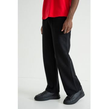 Pantaloni de trening cu croiala relaxed-fit si buzunare pe partea din spate - Negru