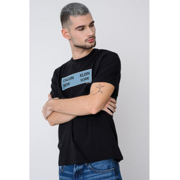 Tricou cu decolteu la baza gatului si logo - Negru/Albastru petrol
