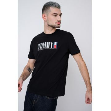 Tricou cu imprimeu logo si decolteu la baza gatului - Negru