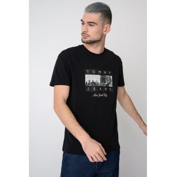 Tricou cu imprimeu si decolteu la baza gatului - Negru