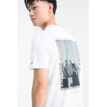 Tricou regular fit cu imprimeu foto pe partea din spate - Alb/Maro inchis/Gri inchis