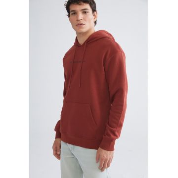 Hanorac cu imprimeu text pe piept - Caramiziu