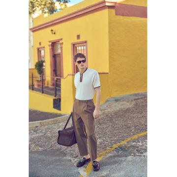 Pantaloni chino de in cu pliuri frontale - Maro