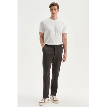 Pantaloni regular fit cu model uni - Maro