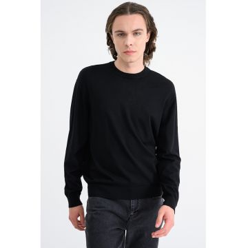 Pulover cu decolteu la baza gatului - Negru