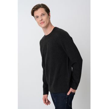 Pulover lejer cu decolteu la baza gatului - Negru stins