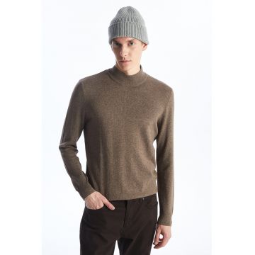 Pulover tricotat fin cu guler inalt - Maro