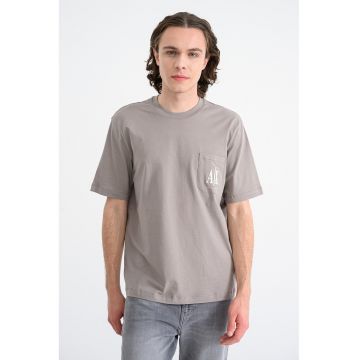 Tricou cu decolteu la baza gatului si buzunar pe piept - Maro taupe