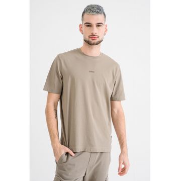 Tricou cu decolteu la baza gatului si logo discret