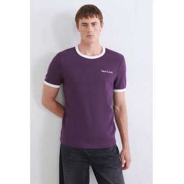 Tricou slim fit cu detaliu cu broderie text - Violet deschis/Alb optic