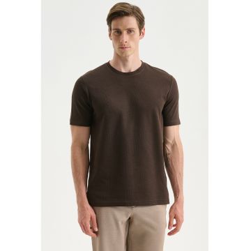 Tricou texturat cu decolteu la baza gatului - Maro inchis