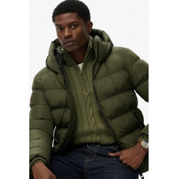 Geaca matlasata cu buzunare cu fermoar