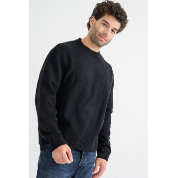 Pulover cu decolteu la baza gatului si maneci cazute - Negru