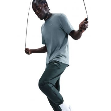 Pantaloni cu tehnologie Dri-Fit si buzunare oblice pentru antrenament - Verde padure