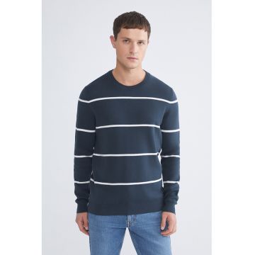 Pulover cu dungi si decolteu la baza gatului - Alb/Bleumarin