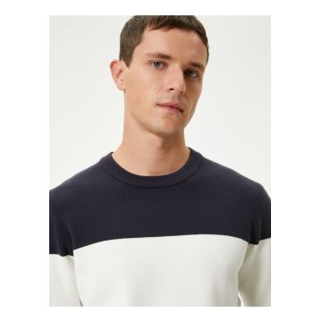 Pulover cu dungi si decolteu la baza gatului - Bleumarin