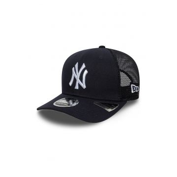 Sapca trucker cu capsa pe partea din spate 9SEVENTY New York Yankees - Alb/Albastru ultramarin
