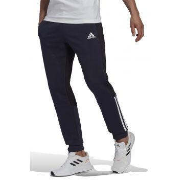 Pantaloni sport cu model colorblock Essentials - Albastru inchis