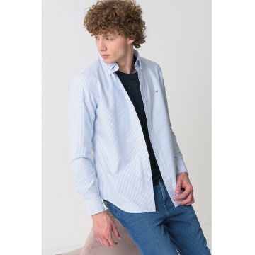 Camasa Oxford regular fit cu model in dungi - Albastru pastel/Alb optic